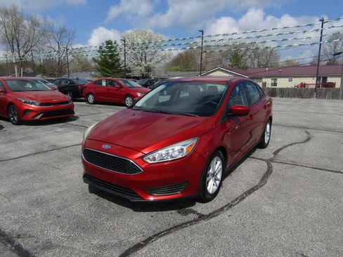 Used 2018 Ford Focus SE FWD image 3