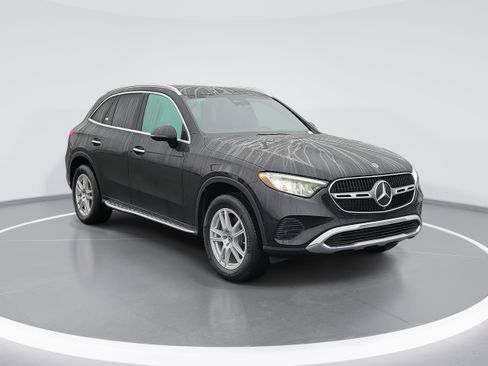 Used 2023 Mercedes-Benz GLC 300 4MATIC image 2