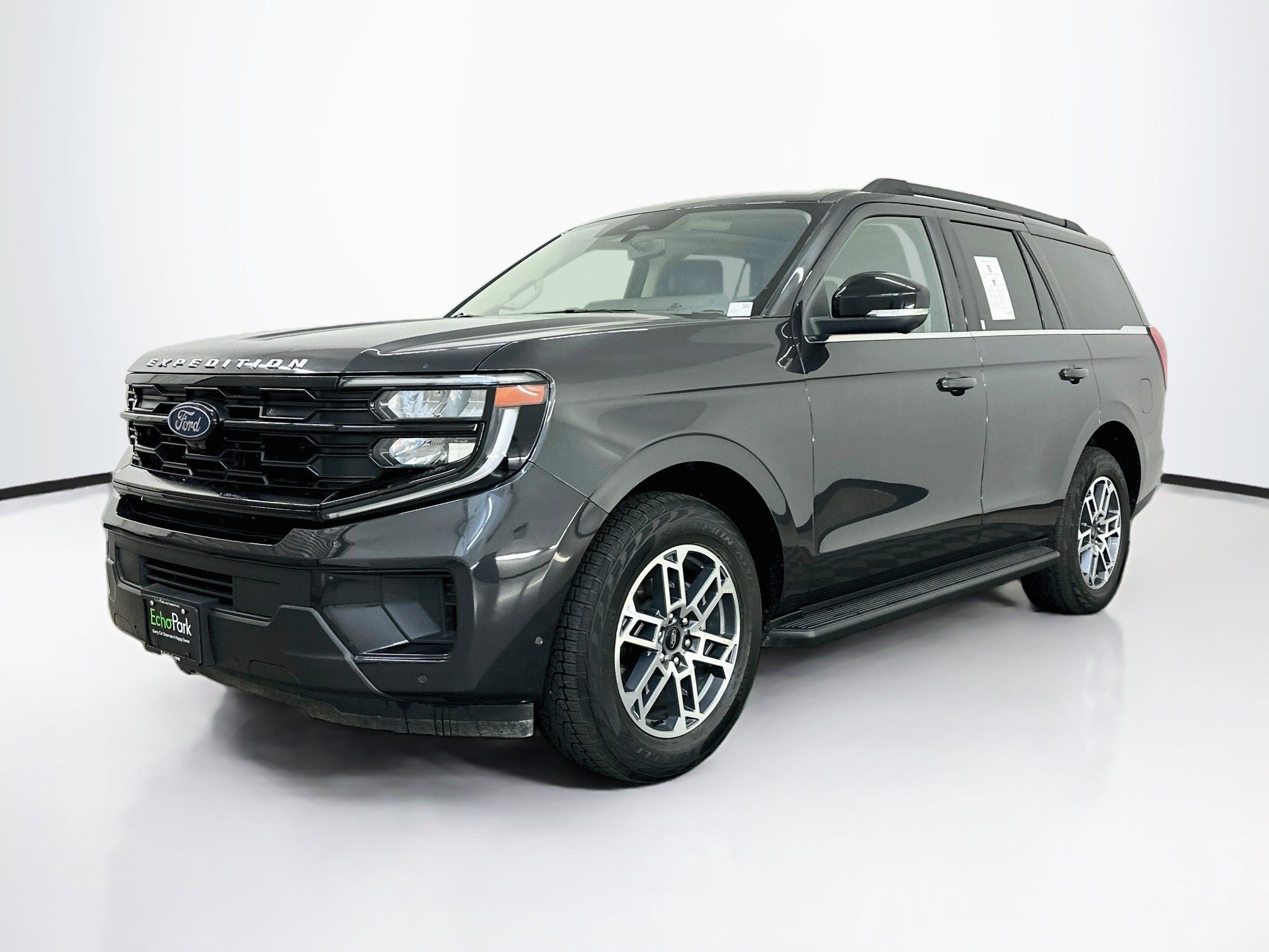 Used 2025 Ford Expedition Active AWD/4WD image 3