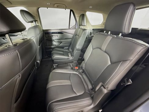 Used 2025 Honda Pilot Touring image 11