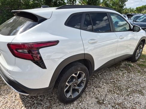 Used 2025 Chevrolet Trax LT w/ LT Convenience Package image 3