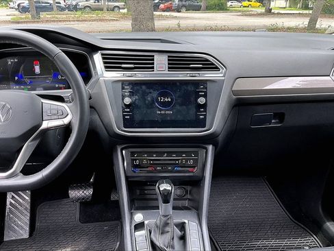 Used 2024 Volkswagen Tiguan SE w/ Panoramic Sunroof Package AWD/4WD image 9