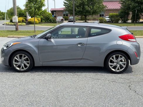 Used 2017 Hyundai Veloster FWD image 2