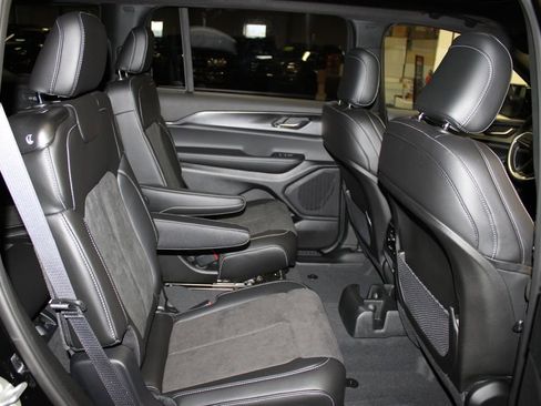 New 2025 Jeep Grand Cherokee L Altitude image 30