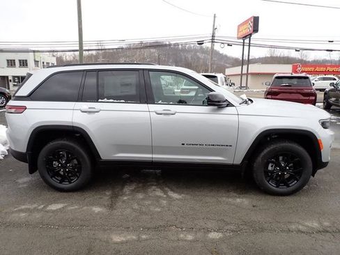 New 2025 Jeep Grand Cherokee Altitude image 8