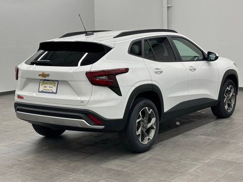 New 2026 Chevrolet Trax LT w/ LT Convenience Package FWD image 2