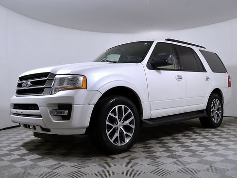 Used 2017 Ford Expedition XLT w/ Equipment Group 202A RWD image 3
