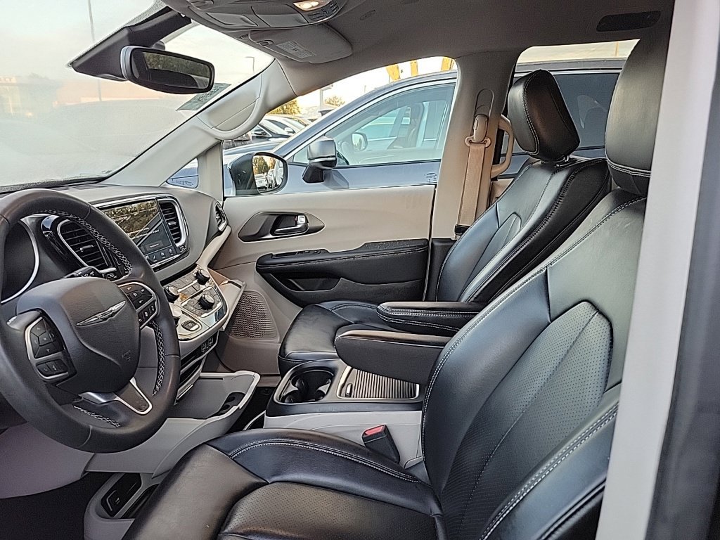 Used 2023 Chrysler Pacifica Touring-L FWD image 6