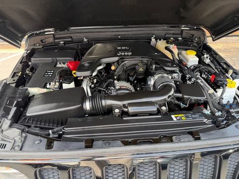 Used 2019 Jeep Wrangler Unlimited Sahara w/ Quick Order Package 24M Moab AWD/4WD image 3