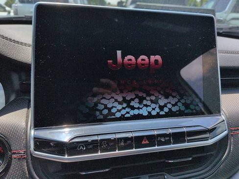 Used 2025 Jeep Compass Trailhawk AWD/4WD image 18