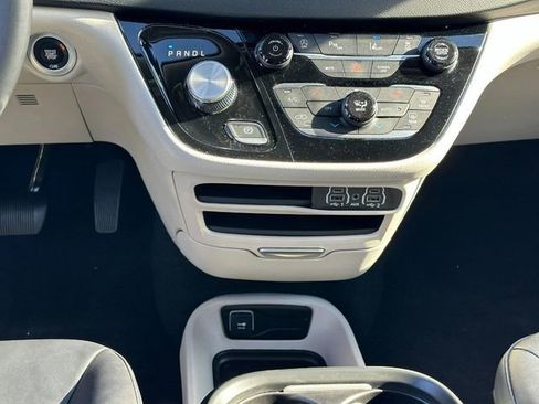 Used 2024 Chrysler Pacifica Touring-L image 17