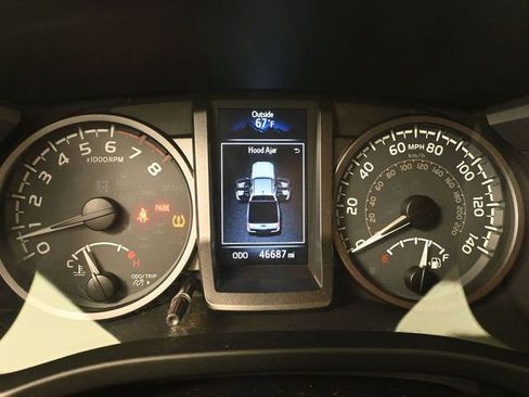 Used 2017 Toyota Tacoma TRD Sport w/ Tow Package image 30