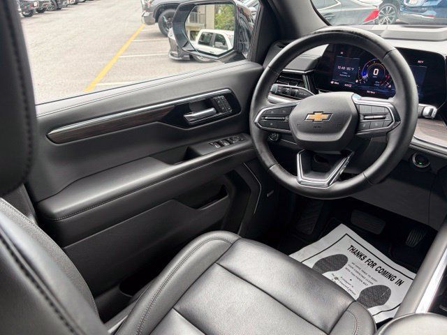 Used 2025 Chevrolet Suburban LT w/ Comfort Package AWD/4WD image 32