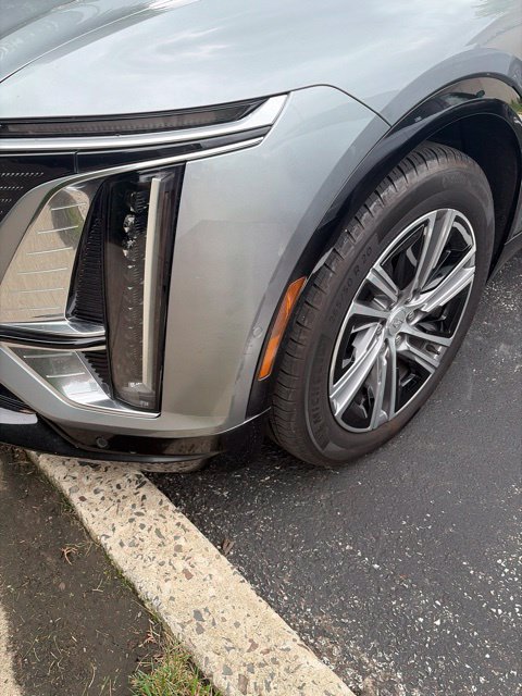 Used 2024 Cadillac Lyriq Luxury AWD/4WD image 3