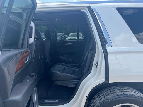 Used 2015 Cadillac Escalade Luxury AWD/4WD image 32