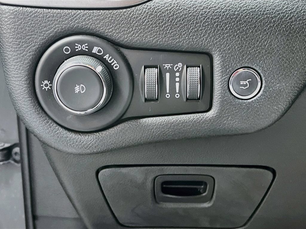 Used 2019 Jeep Cherokee Limited AWD/4WD image 10