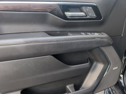 Used 2025 Chevrolet Suburban Premier AWD/4WD image 16