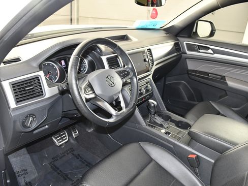 Used 2021 Volkswagen Atlas Cross Sport SE w/ Panoramic Sunroof Package FWD image 2