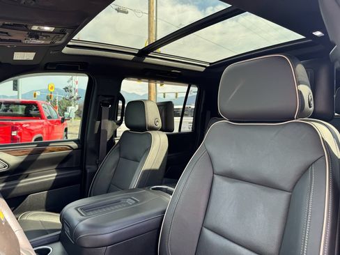 Used 2021 Chevrolet Suburban Premier w/ Premium Package AWD/4WD image 16