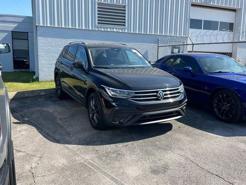 Used 2023 Volkswagen Tiguan SE image 1
