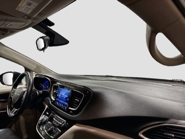 Used 2017 Chrysler Pacifica Touring-L FWD image 25