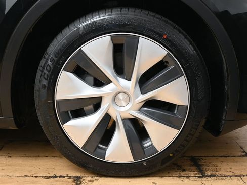 Used 2023 Tesla Model Y 2WD image 13