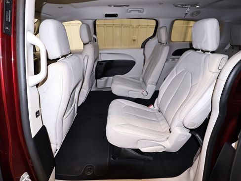 Used 2017 Chrysler Pacifica Touring FWD image 14
