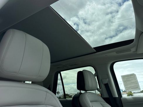 New 2026 Lincoln Navigator Reserve AWD/4WD image 17