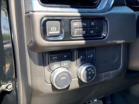 Used 2025 GMC Yukon XL Denali AWD/4WD image 30