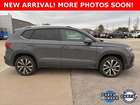 Used 2024 Volkswagen Taos SE image 2