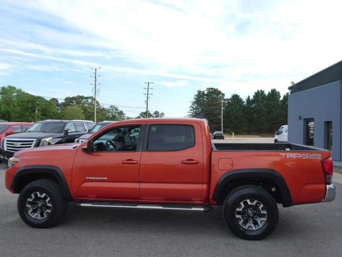 Used 2017 Toyota Tacoma TRD Off-Road w/ Tow Package (A/T) AWD/4WD image 9