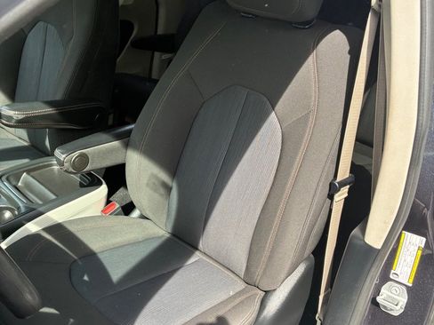 Used 2020 Chrysler Pacifica Touring FWD image 21