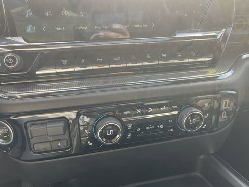 Used 2024 Chevrolet Silverado 2500 ZR2 w/ Technology Package image 33