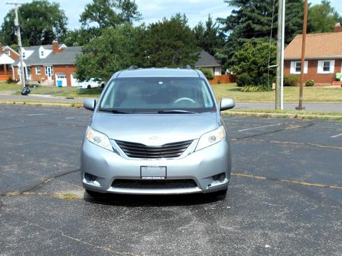 Used 2011 Toyota Sienna LE w/ Towing Pkg FWD image 3