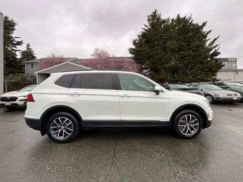 Used 2020 Volkswagen Tiguan SE w/ Panoramic Sunroof Package image 9