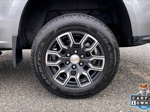 Used 2023 Chevrolet Colorado LT w/ LT Convenience Package II AWD/4WD image 11