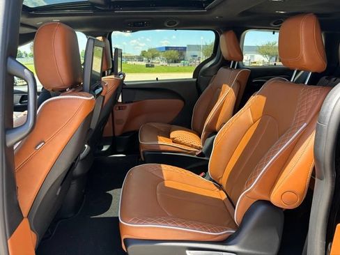 Used 2024 Chrysler Pacifica Pinnacle FWD image 6