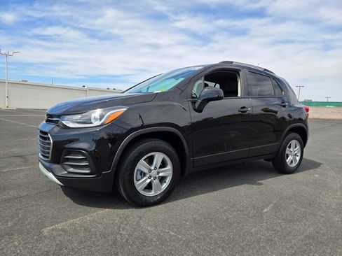 Used 2022 Chevrolet Trax LT w/ LT Convenience Package AWD/4WD image 2