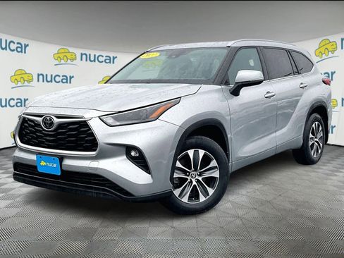 Used 2022 Toyota Highlander XLE image 3