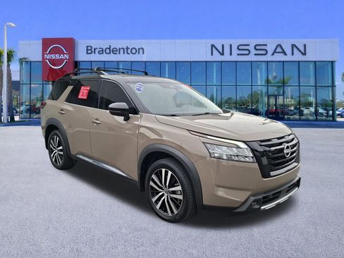 Used 2023 Nissan Pathfinder Platinum AWD/4WD image 3