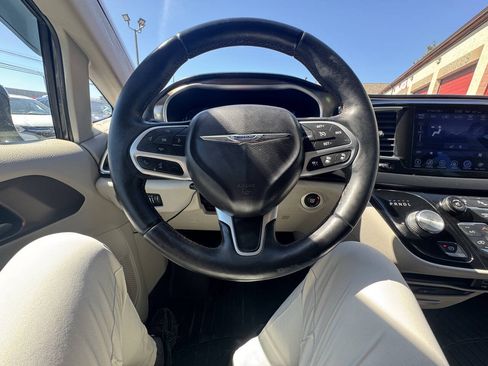 Used 2017 Chrysler Pacifica Touring-L Plus w/ Advanced Safetytec Group FWD image 33