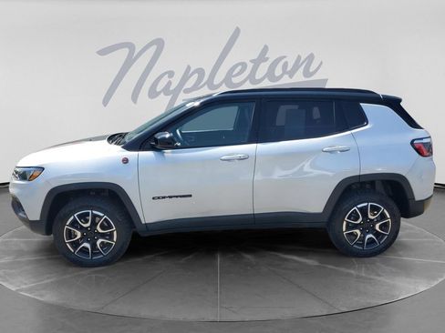 Used 2025 Jeep Compass Trailhawk w/ Trailer Tow Group AWD/4WD image 4