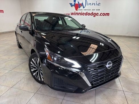 Used 2024 Nissan Altima 2.5 SV image 1