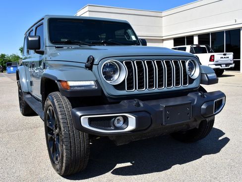 Used 2025 Jeep Wrangler Unlimited Sahara AWD/4WD image 8