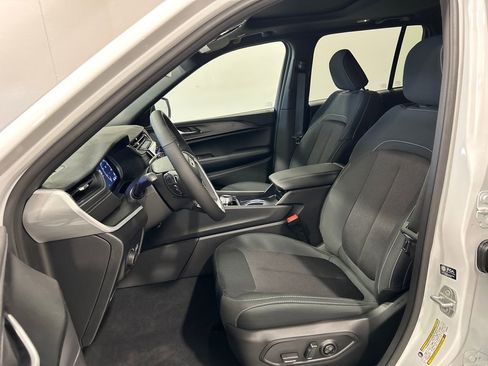 New 2025 Jeep Grand Cherokee Laredo w/ Luxury Tech Group I image 16