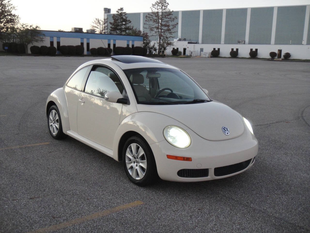 Used 2010 Volkswagen Beetle Coupe FWD image 11