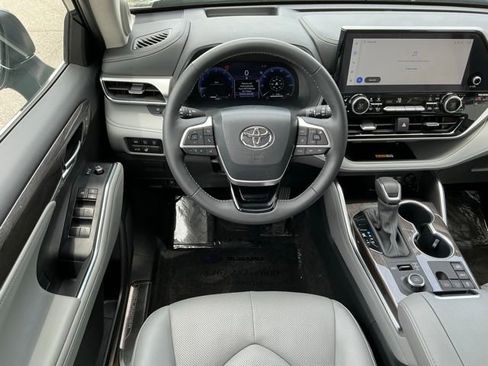 Used 2024 Toyota Highlander Platinum AWD/4WD image 10