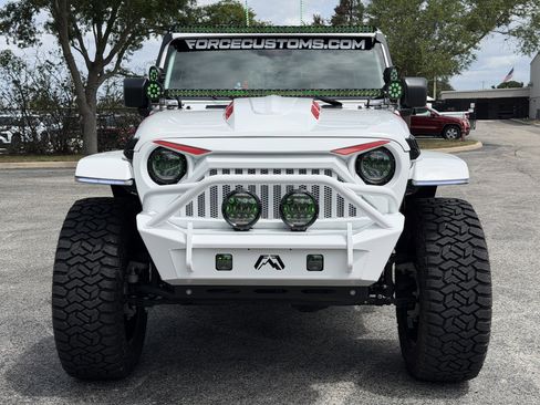 Used 2025 Jeep Wrangler Unlimited Sahara AWD/4WD image 9