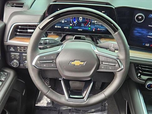 Used 2026 Chevrolet Suburban High Country AWD/4WD image 15