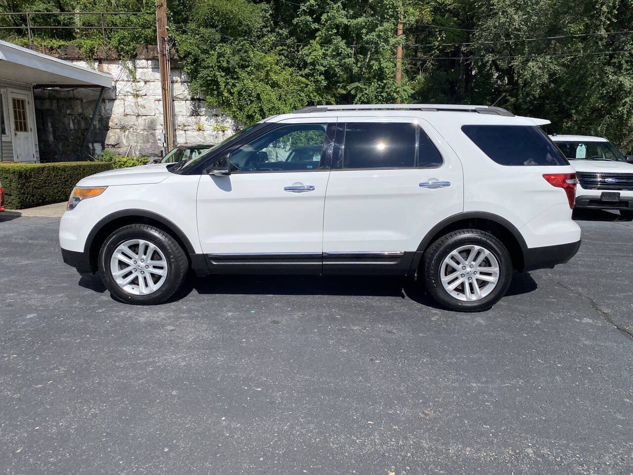 Used 2015 Ford Explorer XLT w/ Equipment Group 202A AWD/4WD image 2